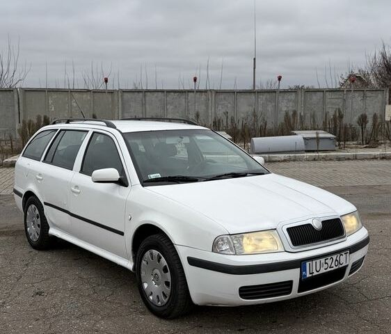 Белый Шкода Октавия, объемом двигателя 2 л и пробегом 300 тыс. км за 2150 $, фото 2 на Automoto.ua