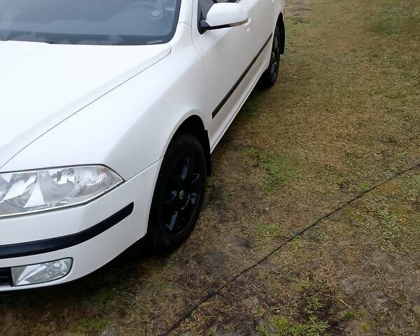 Белый Шкода Октавия, объемом двигателя 2 л и пробегом 250 тыс. км за 4450 $, фото 1 на Automoto.ua