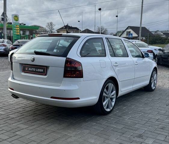 Белый Шкода Октавия, объемом двигателя 2 л и пробегом 280 тыс. км за 9300 $, фото 3 на Automoto.ua