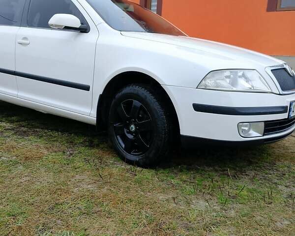 Белый Шкода Октавия, объемом двигателя 2 л и пробегом 250 тыс. км за 4450 $, фото 6 на Automoto.ua