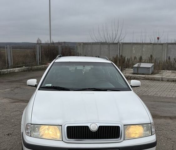 Белый Шкода Октавия, объемом двигателя 2 л и пробегом 300 тыс. км за 2150 $, фото 1 на Automoto.ua