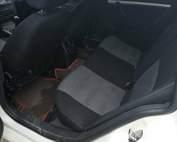 Білий Шкода Октавія, об'ємом двигуна 1.6 л та пробігом 236 тис. км за 5500 $, фото 7 на Automoto.ua
