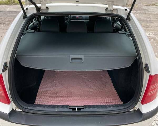 Белый Шкода Октавия, объемом двигателя 1.6 л и пробегом 250 тыс. км за 5700 $, фото 5 на Automoto.ua