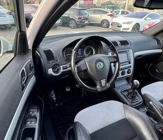 Белый Шкода Октавия, объемом двигателя 2 л и пробегом 280 тыс. км за 9300 $, фото 9 на Automoto.ua