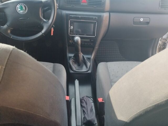 Белый Шкода Октавия, объемом двигателя 1 л и пробегом 280 тыс. км за 4600 $, фото 4 на Automoto.ua