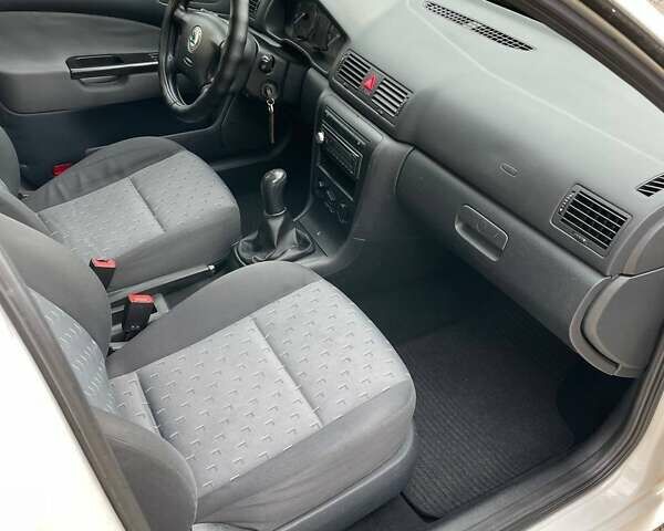 Белый Шкода Октавия, объемом двигателя 1.6 л и пробегом 250 тыс. км за 5700 $, фото 7 на Automoto.ua