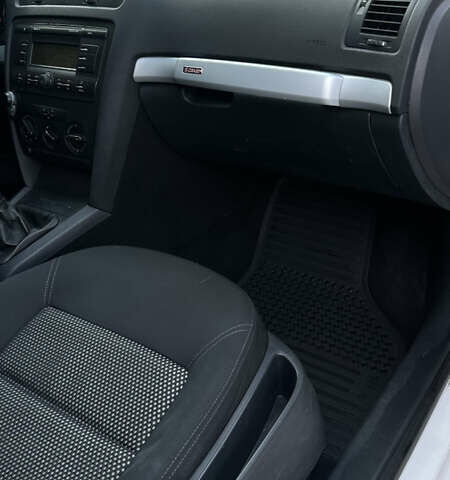 Белый Шкода Октавия, объемом двигателя 1.99 л и пробегом 340 тыс. км за 5500 $, фото 12 на Automoto.ua