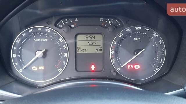 Белый Шкода Октавия, объемом двигателя 1.6 л и пробегом 214 тыс. км за 6000 $, фото 9 на Automoto.ua