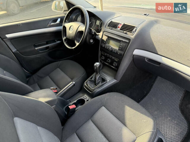 Белый Шкода Октавия, объемом двигателя 1.6 л и пробегом 310 тыс. км за 5350 $, фото 21 на Automoto.ua