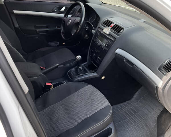 Білий Шкода Октавія, об'ємом двигуна 1.6 л та пробігом 307 тис. км за 5500 $, фото 9 на Automoto.ua