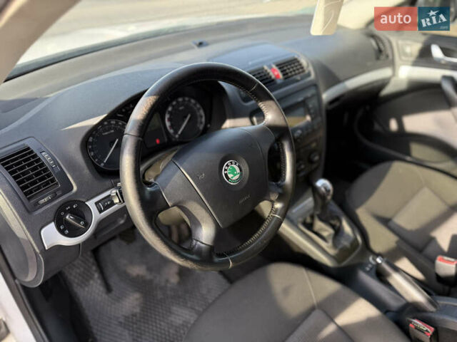 Белый Шкода Октавия, объемом двигателя 1.6 л и пробегом 310 тыс. км за 5350 $, фото 28 на Automoto.ua