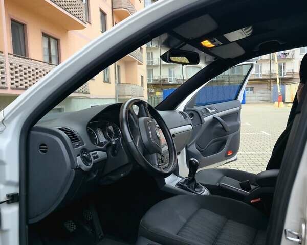 Белый Шкода Октавия, объемом двигателя 1.6 л и пробегом 268 тыс. км за 9500 $, фото 4 на Automoto.ua