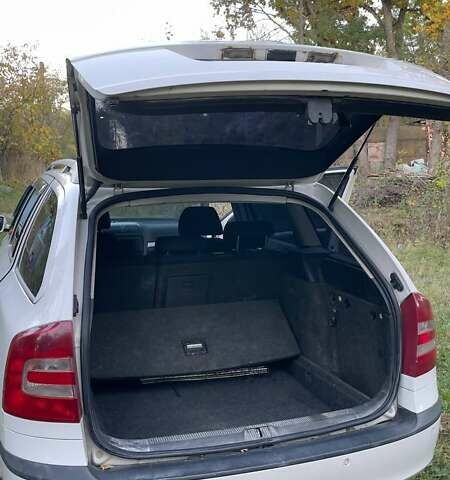 Белый Шкода Октавия, объемом двигателя 2 л и пробегом 440 тыс. км за 6000 $, фото 1 на Automoto.ua