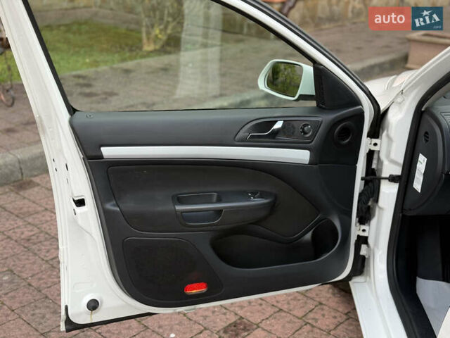 Білий Шкода Октавія, об'ємом двигуна 1.6 л та пробігом 245 тис. км за 6900 $, фото 37 на Automoto.ua