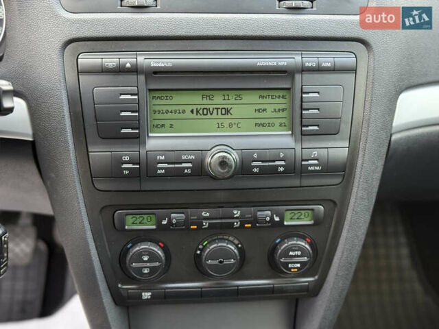 Білий Шкода Октавія, об'ємом двигуна 1.6 л та пробігом 245 тис. км за 6900 $, фото 4 на Automoto.ua