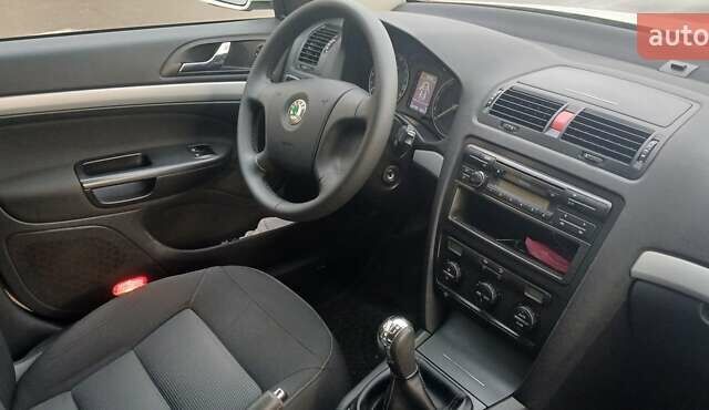 Білий Шкода Октавія, об'ємом двигуна 1.6 л та пробігом 236 тис. км за 6500 $, фото 10 на Automoto.ua