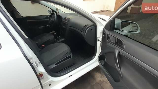 Белый Шкода Октавия, объемом двигателя 1.6 л и пробегом 214 тыс. км за 6000 $, фото 8 на Automoto.ua