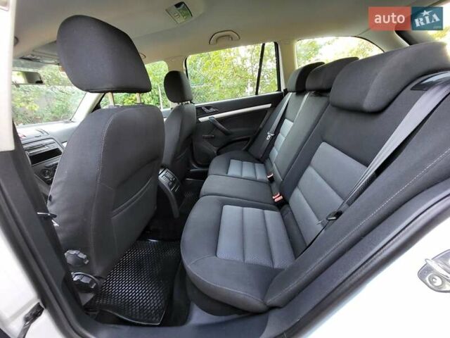 Білий Шкода Октавія, об'ємом двигуна 1.6 л та пробігом 214 тис. км за 5999 $, фото 67 на Automoto.ua