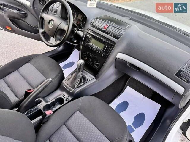 Білий Шкода Октавія, об'ємом двигуна 1.98 л та пробігом 257 тис. км за 6500 $, фото 10 на Automoto.ua