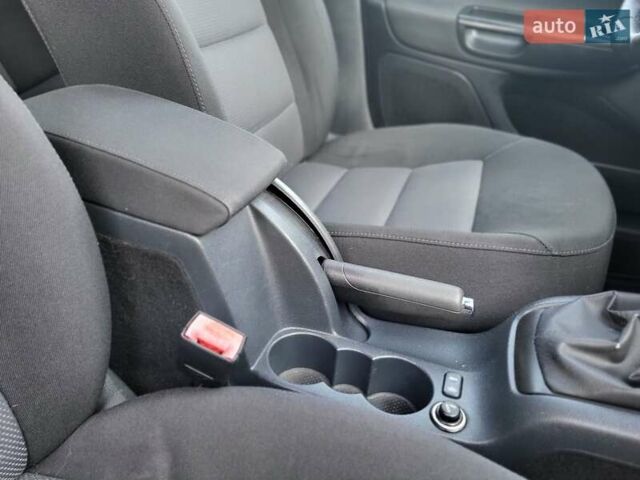 Білий Шкода Октавія, об'ємом двигуна 1.6 л та пробігом 214 тис. км за 5999 $, фото 90 на Automoto.ua