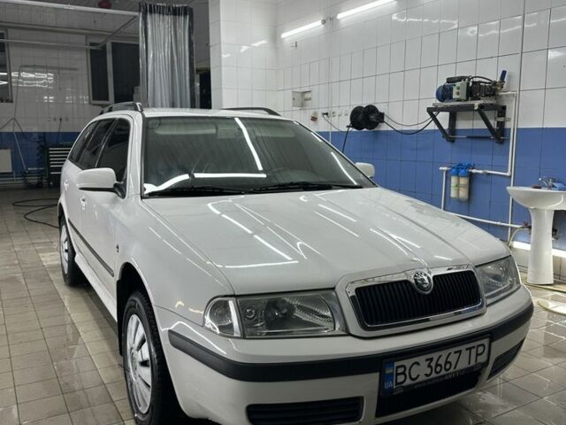 Белый Шкода Октавия, объемом двигателя 1.6 л и пробегом 277 тыс. км за 3999 $, фото 1 на Automoto.ua