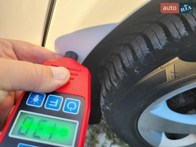 Білий Шкода Октавія, об'ємом двигуна 1.6 л та пробігом 214 тис. км за 5999 $, фото 105 на Automoto.ua