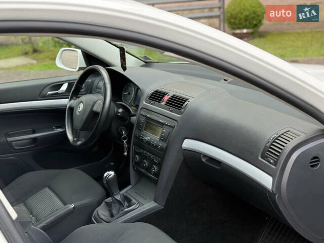 Белый Шкода Октавия, объемом двигателя 1.6 л и пробегом 245 тыс. км за 7200 $, фото 55 на Automoto.ua