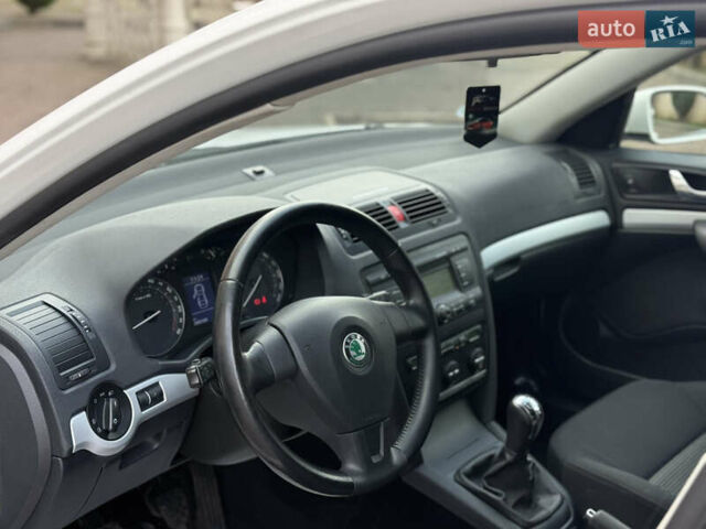 Білий Шкода Октавія, об'ємом двигуна 1.6 л та пробігом 245 тис. км за 6900 $, фото 3 на Automoto.ua