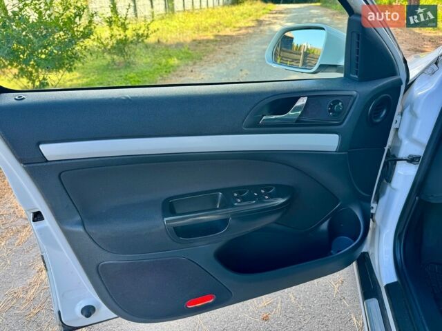 Білий Шкода Октавія, об'ємом двигуна 2 л та пробігом 302 тис. км за 5900 $, фото 13 на Automoto.ua