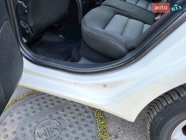 Білий Шкода Октавія, об'ємом двигуна 1.6 л та пробігом 214 тис. км за 5999 $, фото 48 на Automoto.ua
