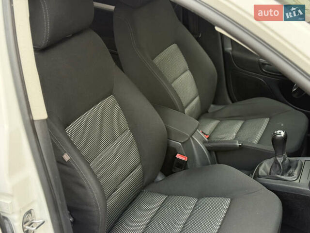 Білий Шкода Октавія, об'ємом двигуна 1.6 л та пробігом 245 тис. км за 6900 $, фото 57 на Automoto.ua