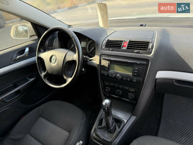 Белый Шкода Октавия, объемом двигателя 1.6 л и пробегом 310 тыс. км за 5350 $, фото 14 на Automoto.ua