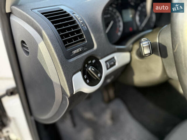 Белый Шкода Октавия, объемом двигателя 1.6 л и пробегом 310 тыс. км за 5350 $, фото 25 на Automoto.ua