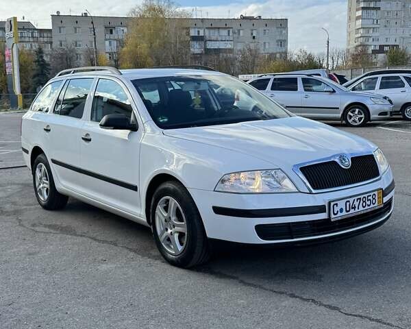 Білий Шкода Октавія, об'ємом двигуна 1.6 л та пробігом 161 тис. км за 7350 $, фото 2 на Automoto.ua