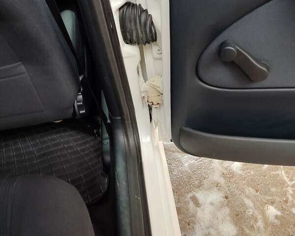 Белый Шкода Октавия, объемом двигателя 1.6 л и пробегом 218 тыс. км за 5350 $, фото 33 на Automoto.ua
