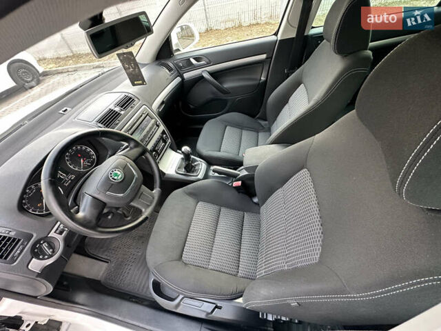 Білий Шкода Октавія, об'ємом двигуна 2 л та пробігом 260 тис. км за 9400 $, фото 34 на Automoto.ua