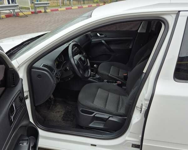 Шкода Октавия 2009 в Умани на Automoto.ua Белый Шкода Октавия, объемом двигателя 1.6 л и пробегом 252 тыс. км за 7600 $, фото 22 на Automoto.ua