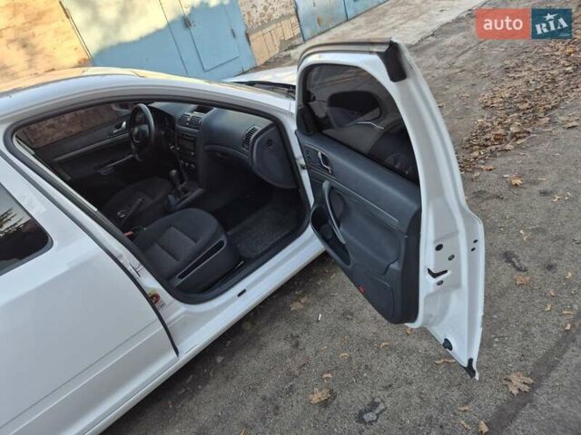 Шкода Октавия 2009 в Умани на Automoto.ua Белый Шкода Октавия, объемом двигателя 1.6 л и пробегом 252 тыс. км за 7600 $, фото 20 на Automoto.ua