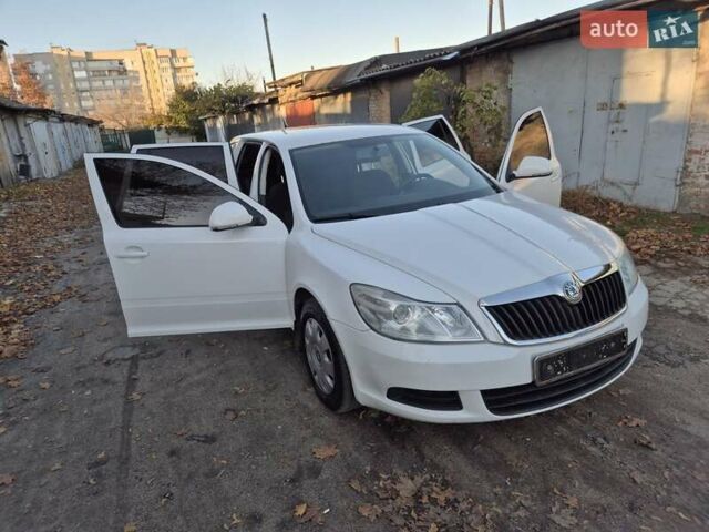 Шкода Октавия 2009 в Умани на Automoto.ua Белый Шкода Октавия, объемом двигателя 1.6 л и пробегом 252 тыс. км за 7600 $, фото 13 на Automoto.ua