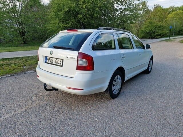 Белый Шкода Октавия, объемом двигателя 1.9 л и пробегом 220 тыс. км за 2200 $, фото 2 на Automoto.ua