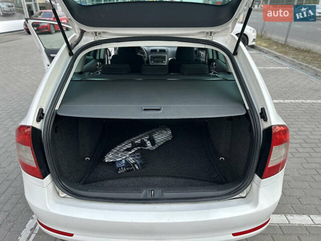 Білий Шкода Октавія, об'ємом двигуна 2 л та пробігом 260 тис. км за 9400 $, фото 37 на Automoto.ua