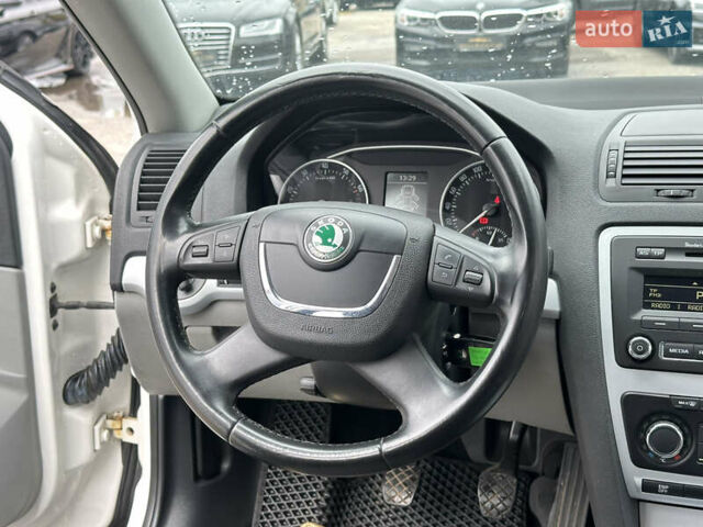 Белый Шкода Октавия, объемом двигателя 1.8 л и пробегом 171 тыс. км за 7800 $, фото 20 на Automoto.ua