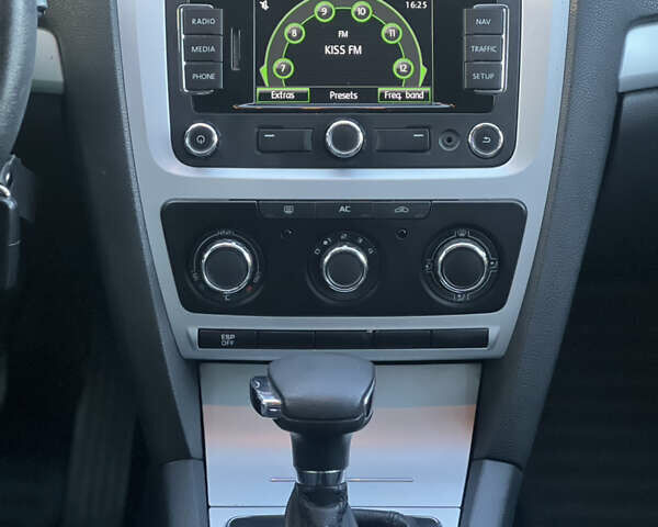 Белый Шкода Октавия, объемом двигателя 1.6 л и пробегом 236 тыс. км за 8200 $, фото 35 на Automoto.ua