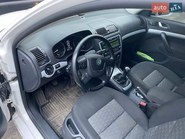 Белый Шкода Октавия, объемом двигателя 1.39 л и пробегом 206 тыс. км за 8500 $, фото 5 на Automoto.ua