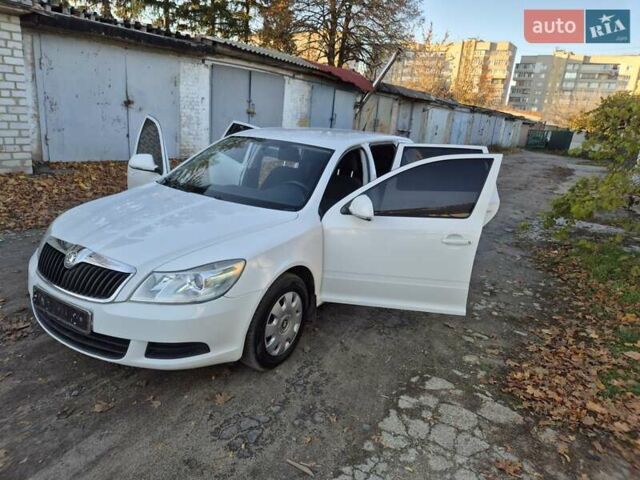 Шкода Октавия 2009 в Умани на Automoto.ua Белый Шкода Октавия, объемом двигателя 1.6 л и пробегом 252 тыс. км за 7600 $, фото 14 на Automoto.ua