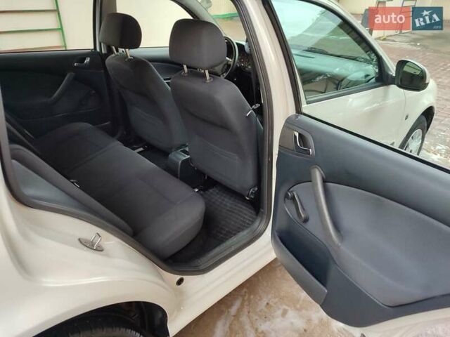 Білий Шкода Октавія, об'ємом двигуна 1.6 л та пробігом 217 тис. км за 5500 $, фото 24 на Automoto.ua