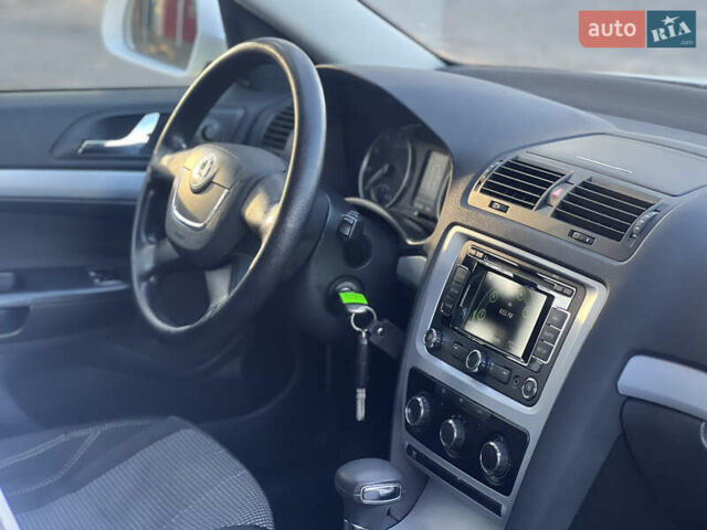 Белый Шкода Октавия, объемом двигателя 1.6 л и пробегом 236 тыс. км за 8200 $, фото 32 на Automoto.ua