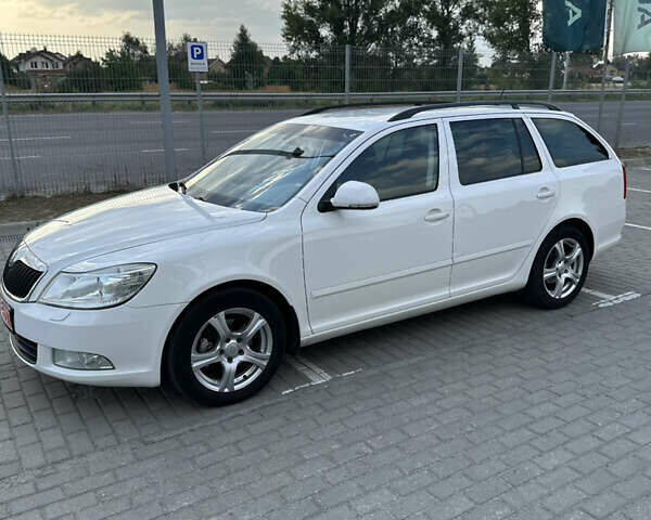 Белый Шкода Октавия, объемом двигателя 2 л и пробегом 252 тыс. км за 8899 $, фото 2 на Automoto.ua