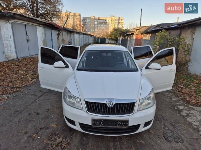 Шкода Октавия 2009 в Умани на Automoto.ua Белый Шкода Октавия, объемом двигателя 1.6 л и пробегом 252 тыс. км за 7600 $, фото 7 на Automoto.ua