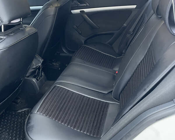 Білий Шкода Октавія, об'ємом двигуна 1.6 л та пробігом 299 тис. км за 7600 $, фото 44 на Automoto.ua